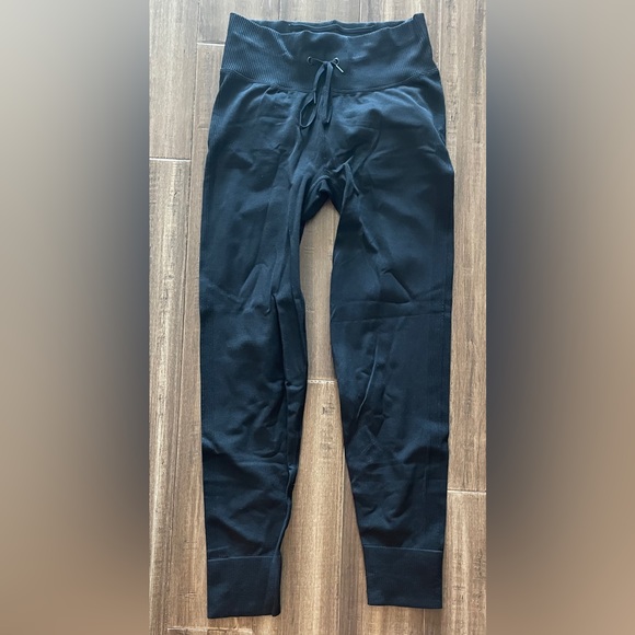 🧡 PINK Victoria’s Secret Legging Black ribbed waist band, down leg and at cuff. - Picture 1 of 4